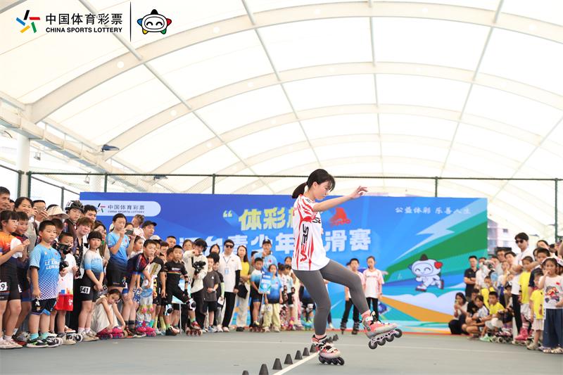 “体彩杯”闽台青少年轮滑赛在榕开赛 两岸轮滑小将同场竞技