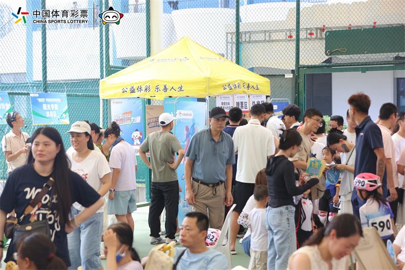“体彩+赛事” 福建体彩安心购彩宣传亮相闽台青少年轮滑赛