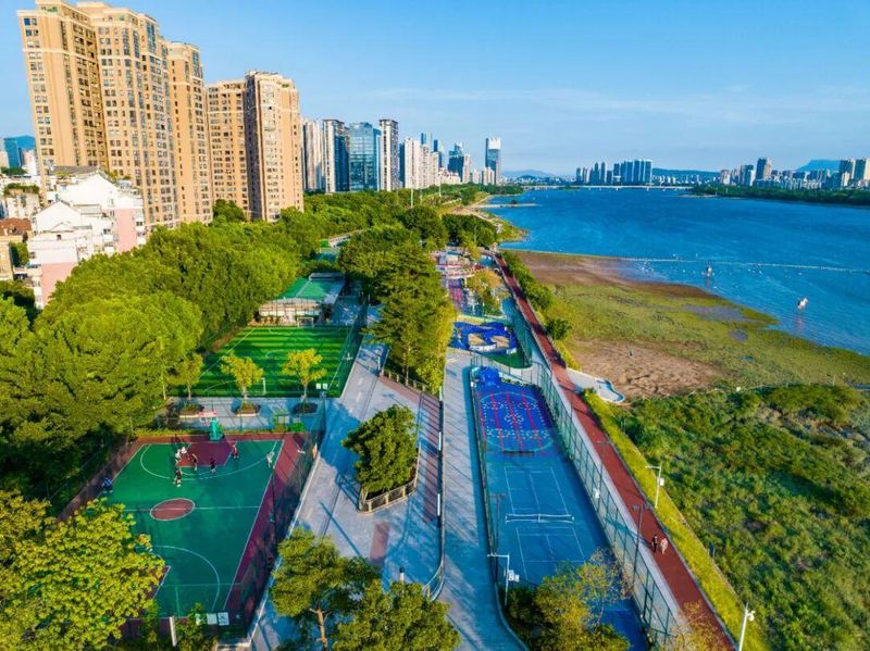 走出亲水区域，公园还建有红土网球场、篮球场、五人制足球场及儿童游乐区。图源：福州体育