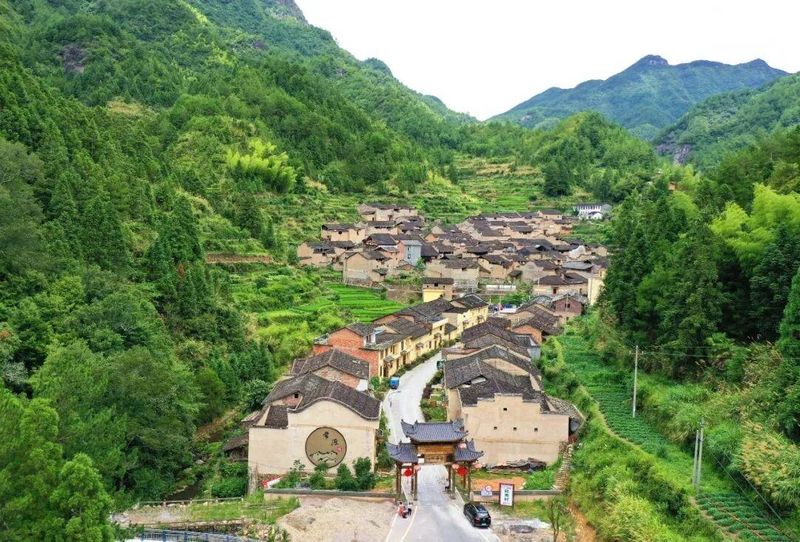 这里拥有“华东第一瀑”九龙漈、人鱼共居的鲤鱼溪、悬崖千年古村陈峭等景观。郑文敏 摄