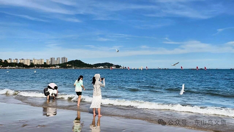 今年7月，东山岛马銮湾景区入选中国气象局发布的《2026全国避暑气候资源地图》“滨海避暑”推荐名单。图源：东山岛文旅