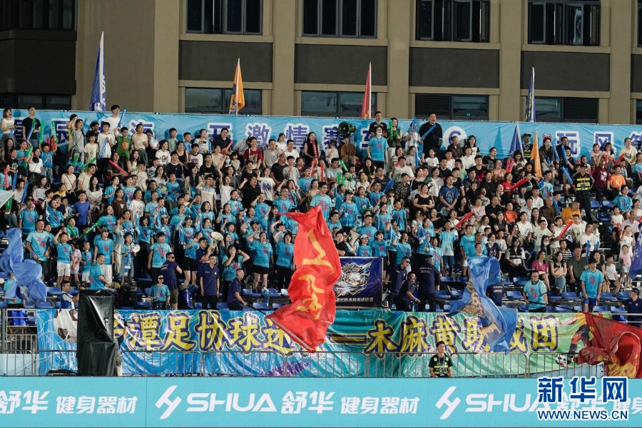 平潭队球迷为两队球员加油呐喊。新华网 蒋巧玲 摄