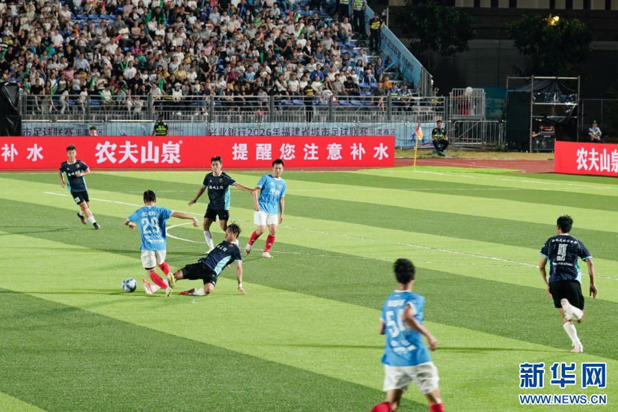 8月1日晚，2026年福建省城市足球联赛岚台交流赛在平潭举行。新华网 蒋巧玲 摄