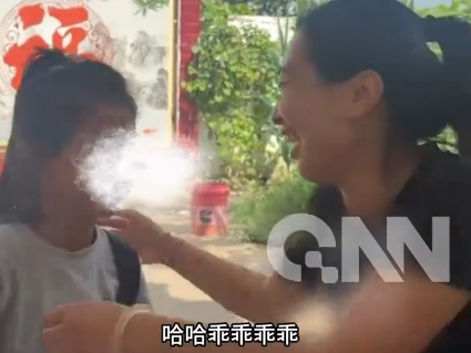 哥哥去世嫂子离家女子成7个孩子的妈 用瘦弱肩膀扛起了两个家庭的命运