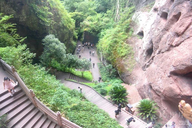 泰宁甘露寺峡谷草木繁茂，游人穿梭在蜿蜒石阶上，感受丹霞地貌与古寺交融的独特景致。