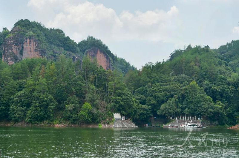 福建泰宁大金湖，丹霞岩壁矗立湖畔，码头游船静泊水面，山林碧水相映成趣。