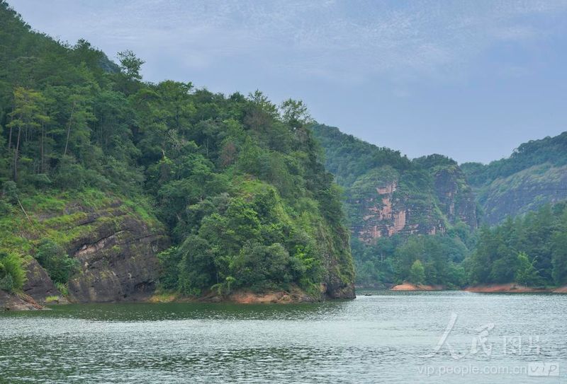 福建泰宁大金湖，河道两岸丹霞峰峦叠翠，碧水环绕山崖，尽显水上丹霞独特风韵。