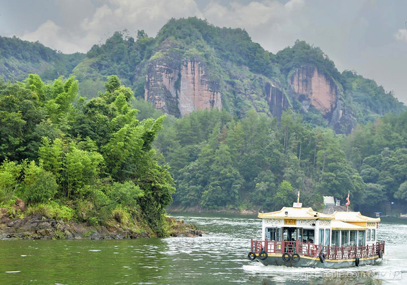 泰宁大金湖之上，游船破浪前行，两岸丹霞山林展现独特水上丹霞风貌。