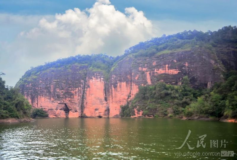 福建泰宁大金湖，丹霞绝壁沿着湖水延展，山林苍翠，碧水丹山勾勒出独特的水上丹霞风光。