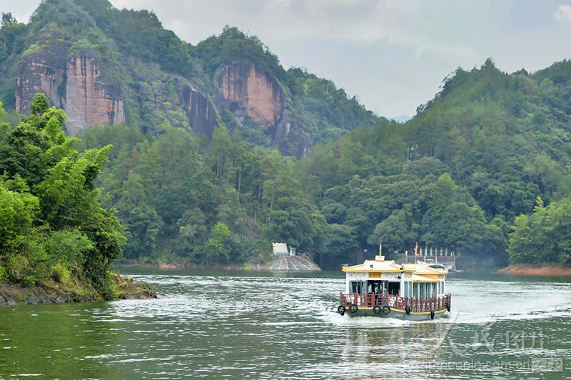 泰宁大金湖之上，游船破浪前行，两岸丹霞山林展现独特水上丹霞风貌。