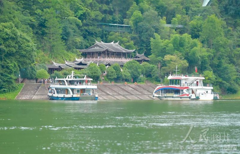 泰宁大金湖白水漈瀑布景点，两艘游船泊岸，游人准备登岛观光。