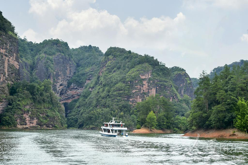 福建泰宁大金湖，观光游船行驶湖面，游人乘船欣赏独具特色的水上丹霞风光。