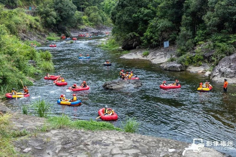 葛岭镇赤壁景区，游客们尽享漂流之乐。陈成才/摄