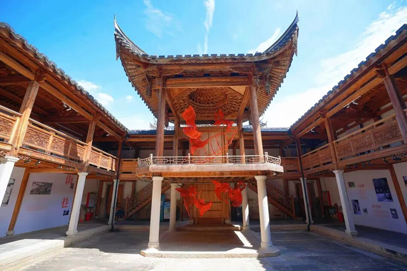 一入会馆，便能看见戏台，台上有藻井，布局恢宏、雕刻精美。