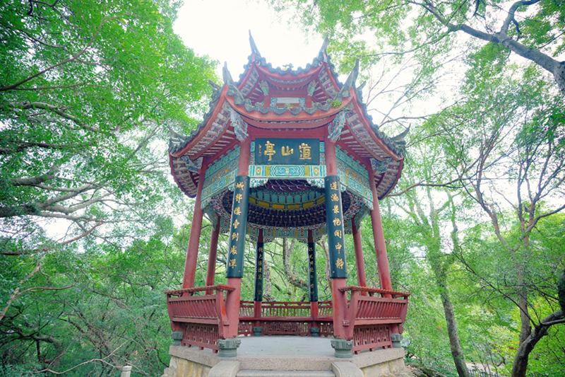 乌山道山亭重檐翘角，建在十多块奇岩怪石组合的高埠上，亭中设有美人靠，供游人歇脚纳凉。