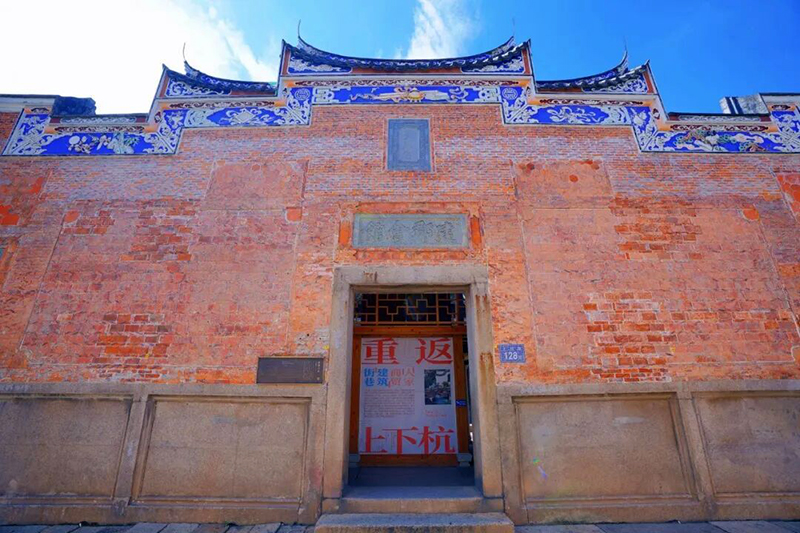 上下杭建郡会馆始建于清代，背倚彩气山，融合了福州、建宁两地的建筑特色，是双杭地区商业会馆的典型代表。