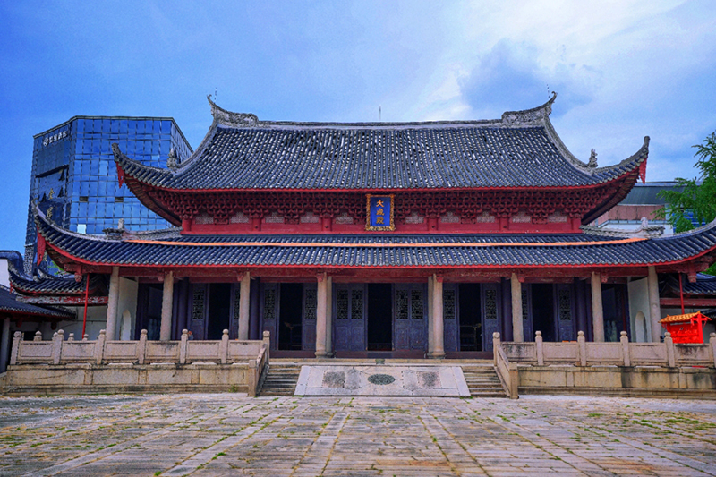 大成殿是福州文庙，第二进院落的主体建筑，面阔七间，进深四间，穿斗式梁架，重檐歇山顶。
