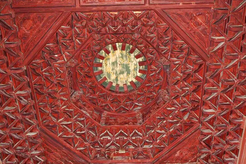 大殿内正上方藻井外方内圆，象征“天圆地方”，顶部彩绘二十八星宿图，星座金光熠熠，十分耀眼，游览时，你或许可以窥见古人心中的宇宙天地。