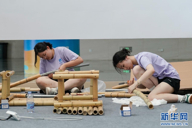 来自沈阳建筑大学的青年学子正在搭建作品。新华网 蒋巧玲 摄