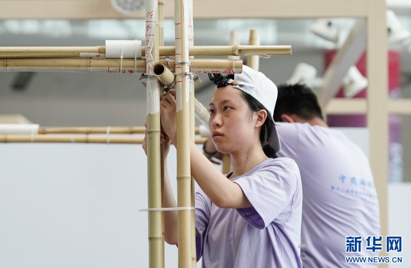 8月3日，两岸青年学子在福州海峡国际会展中心进行作品搭建。新华网 蒋巧玲 摄