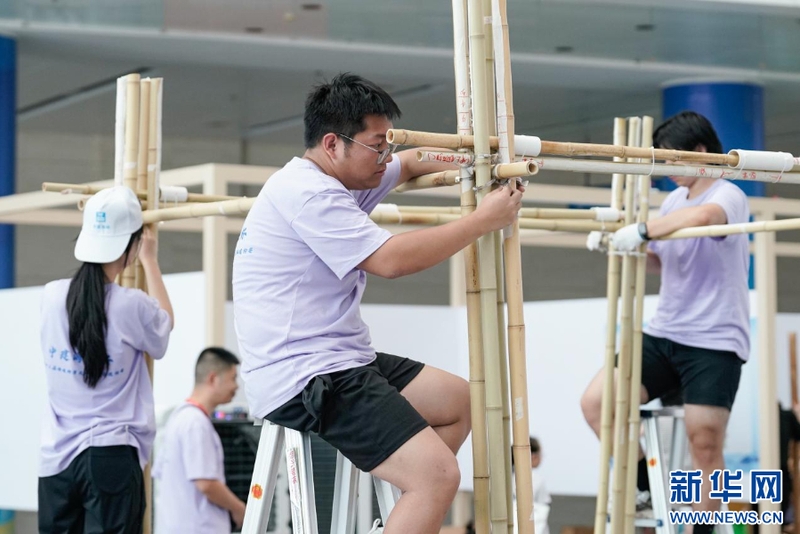 来自重庆大学的青年学子搭建作品《竹轩》。新华网 蒋巧玲 摄