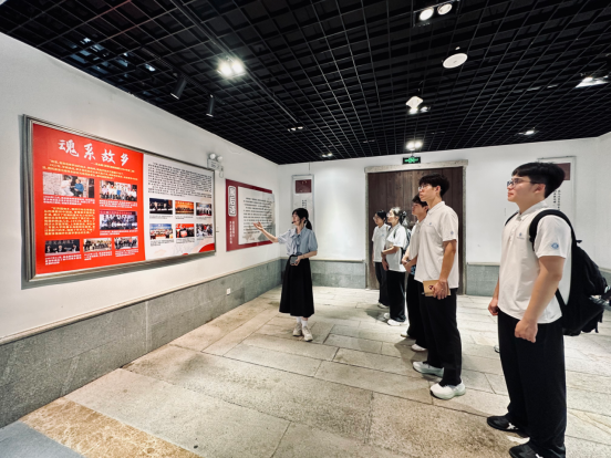 实践队跟随讲解员学习吴孟超院士事迹