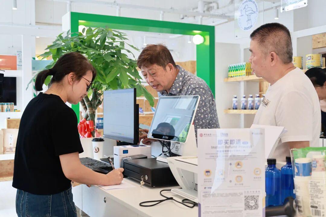 揭牌现场人气十足，不少台胞参观选购。