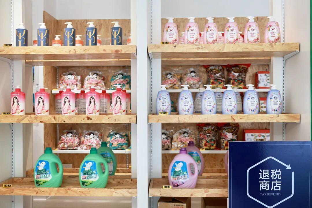 店内商品琳琅满目。