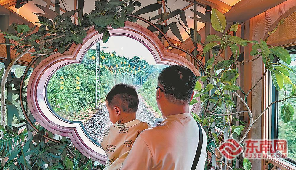 花窗外,铁轨山河缓缓来