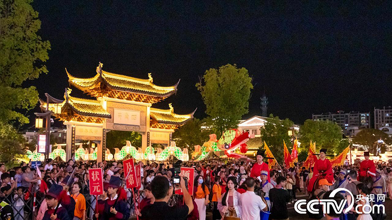 非遗巡游现场精彩纷呈，姑田大龙、小龙、璧洲鱼灯等特色民俗队伍缓缓穿行古街，让非遗走出展馆、融入市井烟火。郑育红 摄