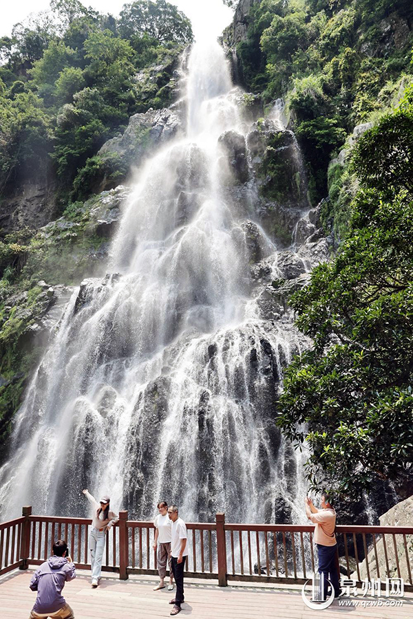 洛江区虹山瀑布飞流而下（张九强 彭燕珍 摄）