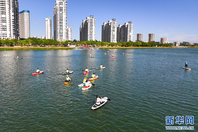 榕台青年在东湖开展水上运动。新华网发（主办方供图）