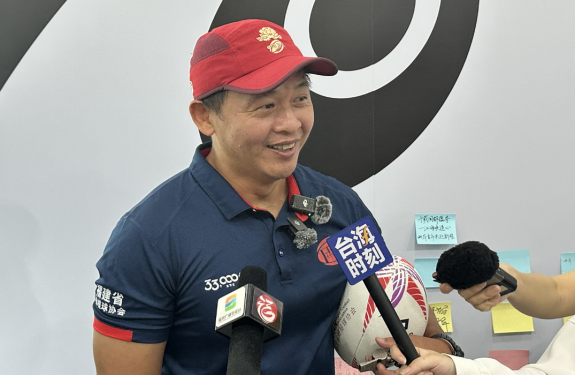 康永明接受记者采访。李牧晨 摄