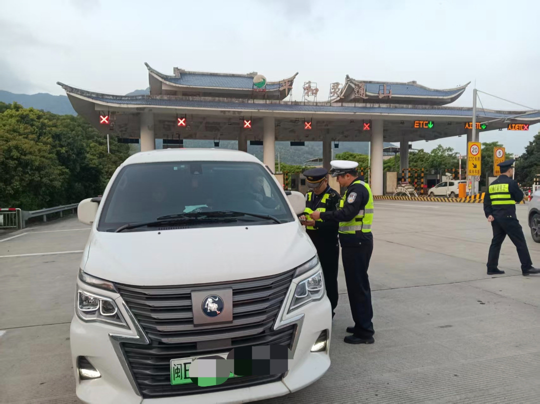 四大队联合高速交警开张非法营运执法检查.jpg