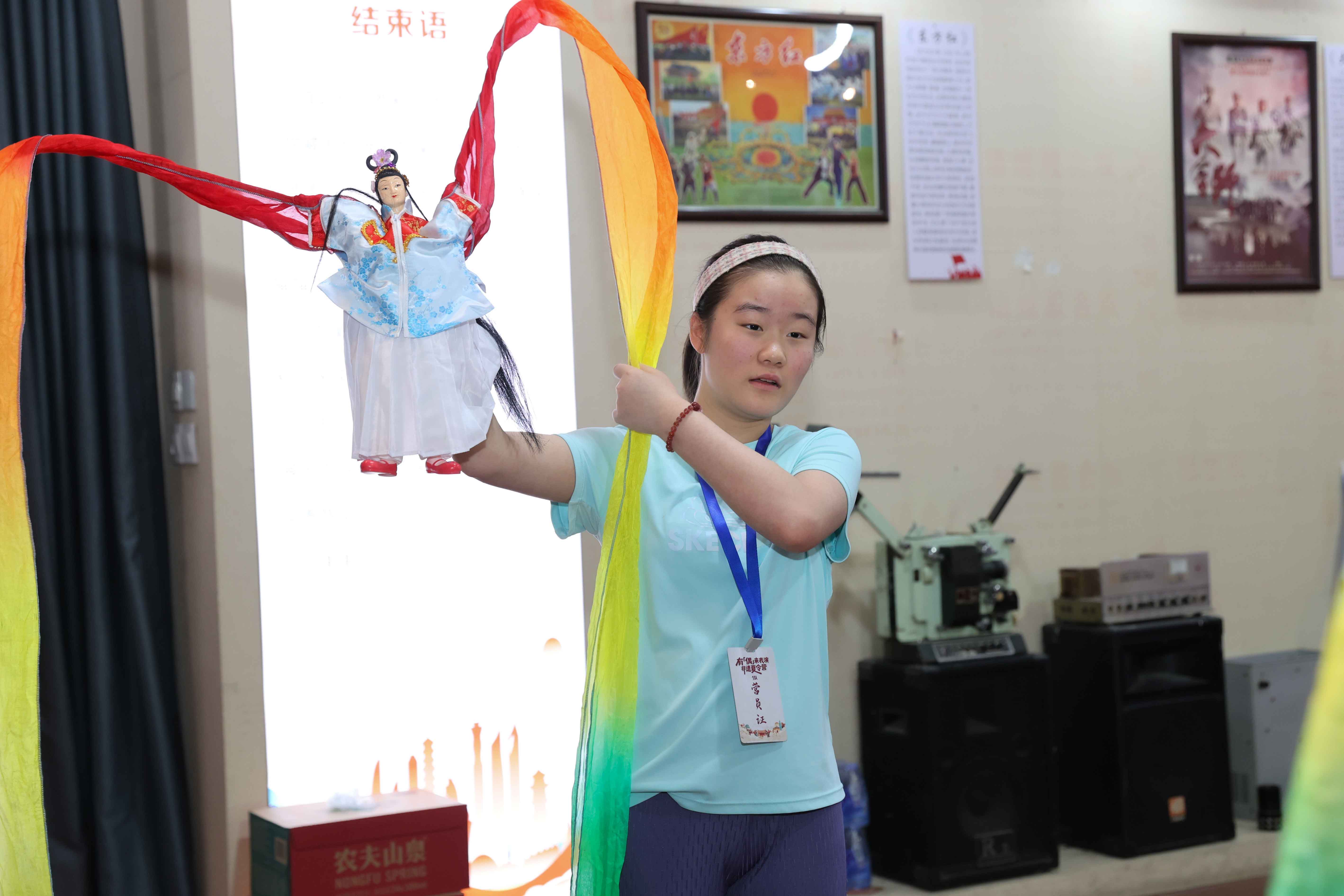 来自台中的张咏诒正在学习木偶表演技巧