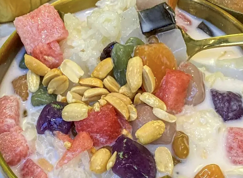 石花膏打底，西瓜、芋圆、仙草、绿豆……十余种配料任选，一碗冰凉的四果汤，是闽南人对抗“秋老虎”的利器。图源：清新福建文旅之声