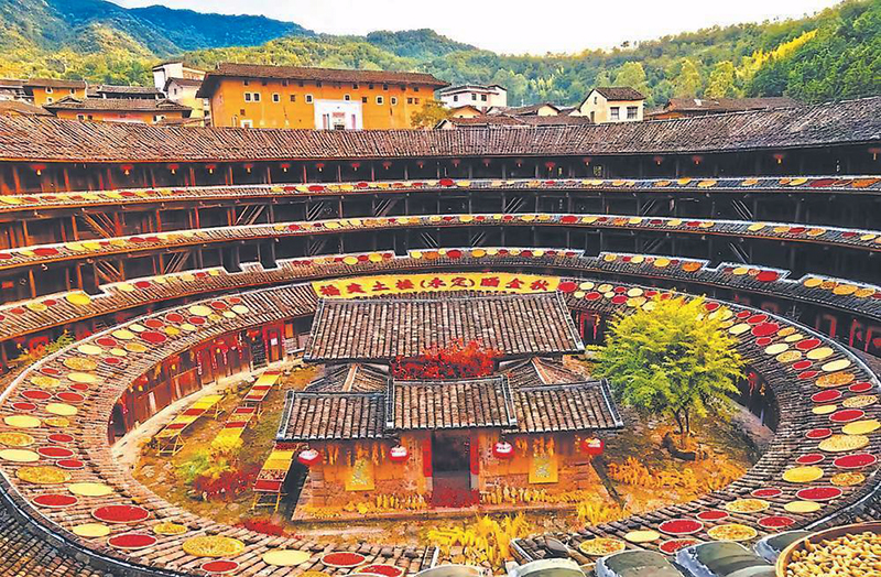 福建龙岩永定土楼秋天的“晒秋”是最壮观的画面之一。图源：永定新闻网
