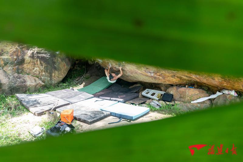 7月5日，郑斌在练习攀岩。夏季炎热，备好了安全地垫的热门地点，只有郑斌一个人独享与石头交流摩擦的快乐。