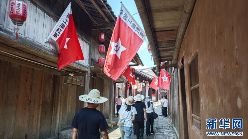 8月6日，来自福建全省各地新的社会阶层人士代表行走在宁化县淮土镇凤山村红军街，感受历史氛围。新华网 刘默涵 摄