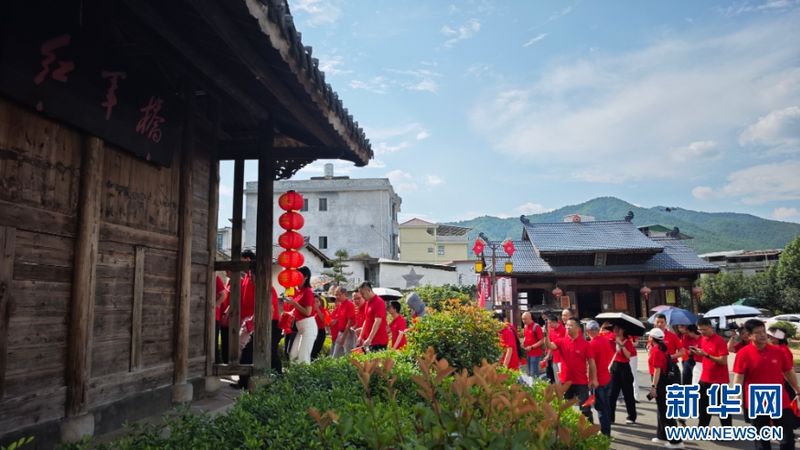 8月4日，活动参与人员参观中复村红军桥。新华网 刘默涵 摄