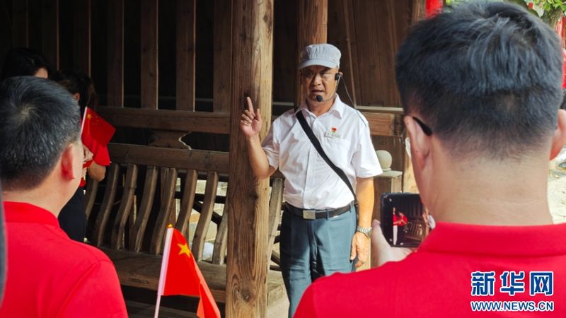 8月4日，中复村村民、红色讲解员钟鸣讲述“生命等高线”的故事。新华网 刘默涵 摄