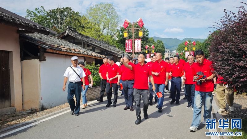 8月4日，活动参与人员走进长汀中复村。新华网 刘默涵 摄