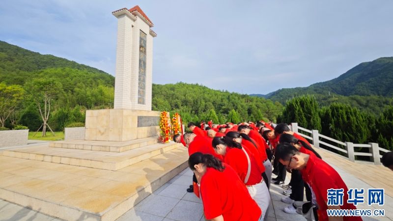 8月4日，活动参与人员在松毛岭战斗烈士纪念碑前缅怀革命英烈。新华网 刘默涵 摄