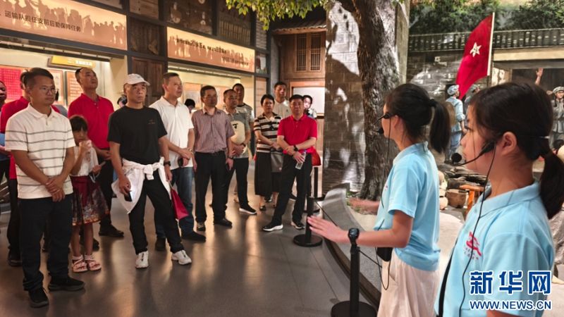 8月5日，‌宁化县长征出发纪念馆内，两名少年讲解员向参加活动的代表们讲解红色往事。新华网 刘默涵 摄