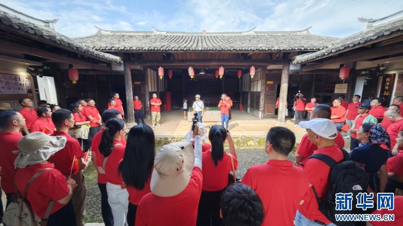 8月4日，活动参与人员在中复村观寿公祠听讲解员讲述当年的革命故事。新华网 刘默涵 摄