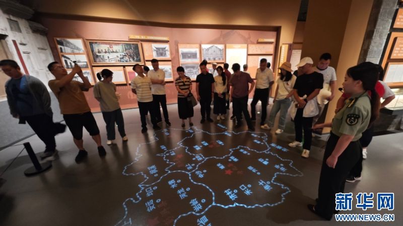 8月5日，‌宁化县长征出发纪念馆内，讲解员向参加活动的代表们讲述长征故事。新华网 刘默涵 摄