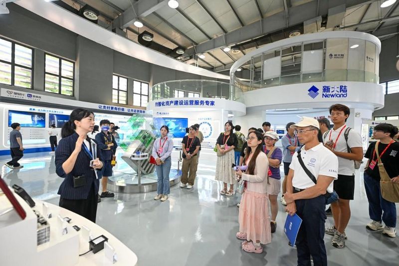 参观企业。海青荟组委会供图