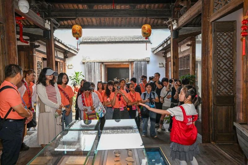 参观台湾会馆。海青荟组委会供图