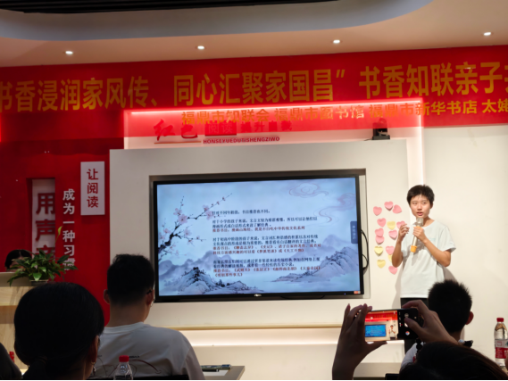 国防科大&ldquo;桐行者&rdquo;余雯萱分享传统经典  吴圆圆/摄