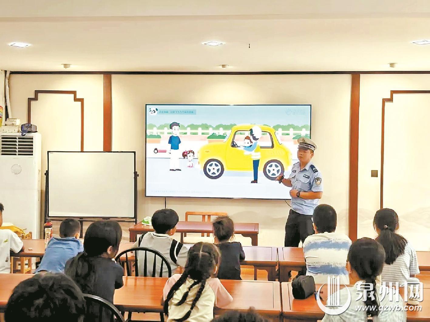 泉州交警多点发力开展夏季交通安全宣传